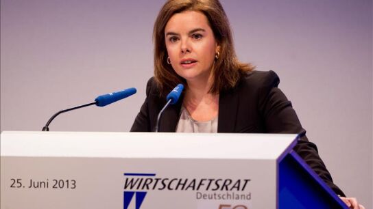 La vicepresidenta del Gobierno espa&ntilde;ol, Soraya S&aacute;enz de Santamar&iacute;a, pronunciando un discurso en Berl&iacute;n 