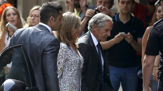 La mujer de Bárcenas es recibida con gritos de "ladrones" en la Audiencia Nacional. La mujer de Bárcenas es recibida con gritos de "ladrones" en la Audiencia Nacional.