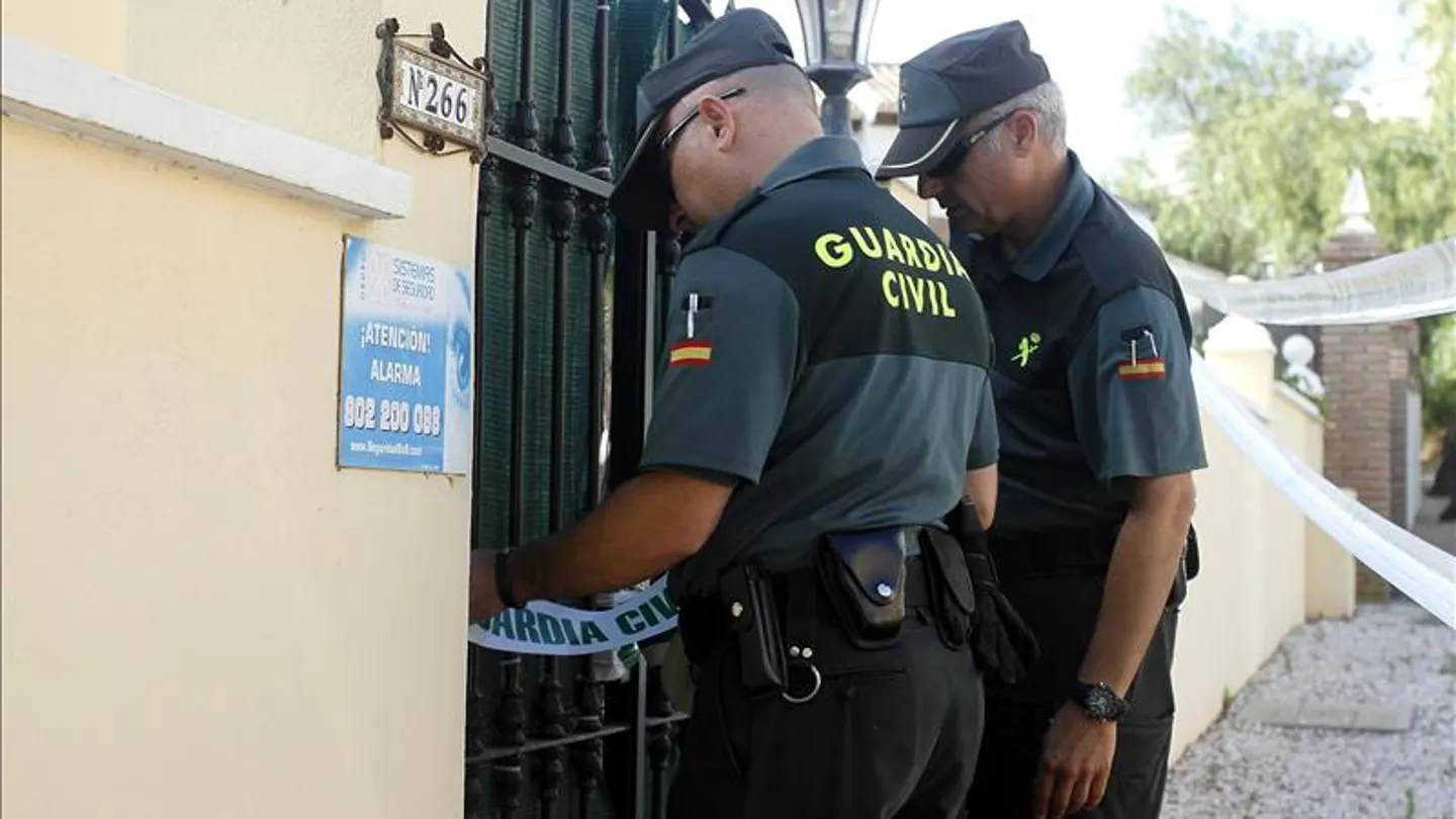 Efectivos de la Guardia Civil precintan la vivienda de la localidad de Mijas, en Málaga Efectivos de la Guardia Civil precintan la vivienda de la localidad de Mijas, en Málaga