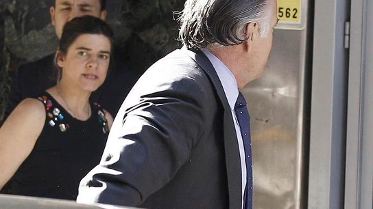 Bárcenas, recibido con abucheos en la entrada de la Audiencia Nacional Bárcenas, recibido con abucheos en la entrada de la Audiencia Nacional
