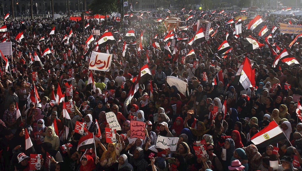 Miles de ciudadanos protestan para pedir a Morsi que deje el cargo, en la plaza Tahrir, en El Cairo. 