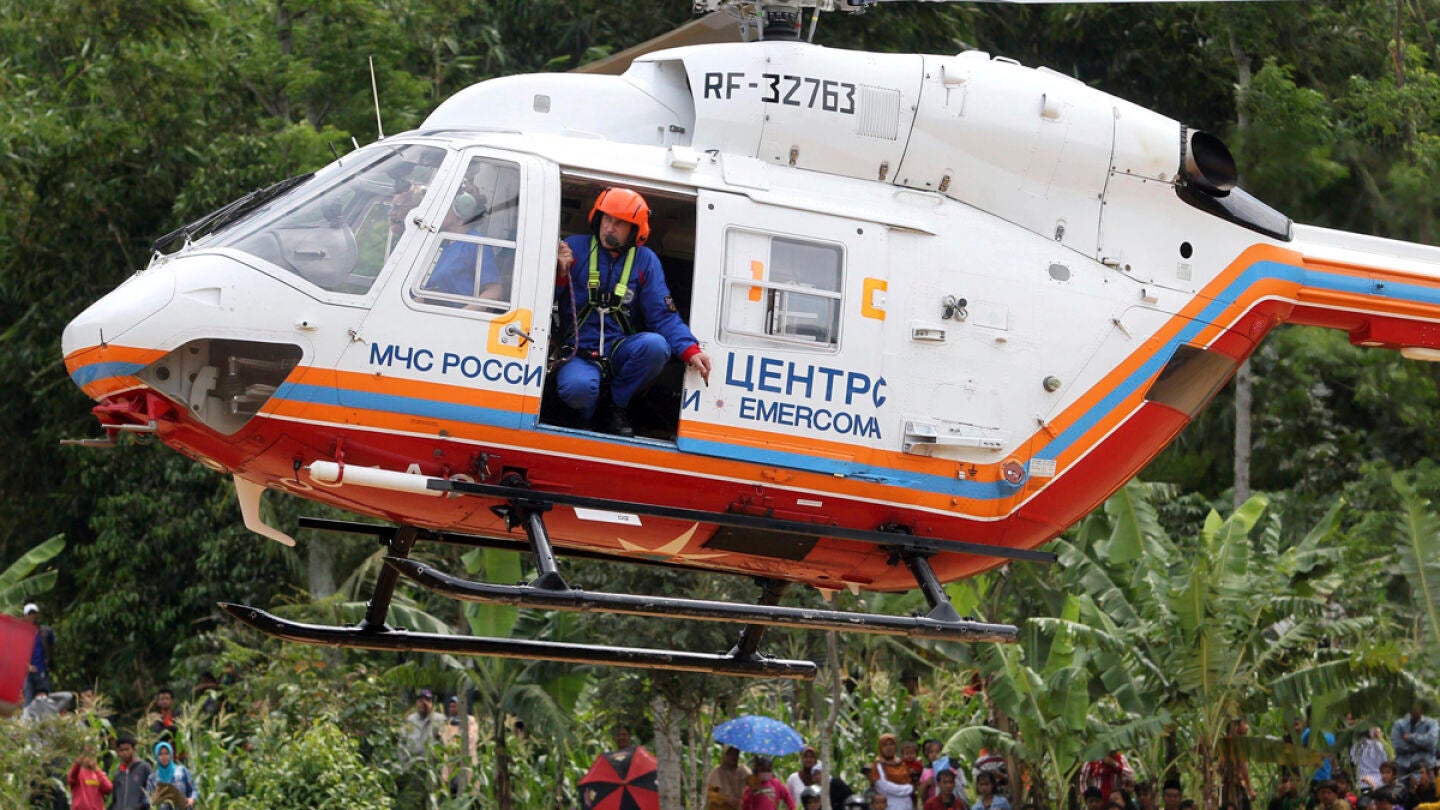Helic&oacute;ptero de los equipos rusos de rescate. 