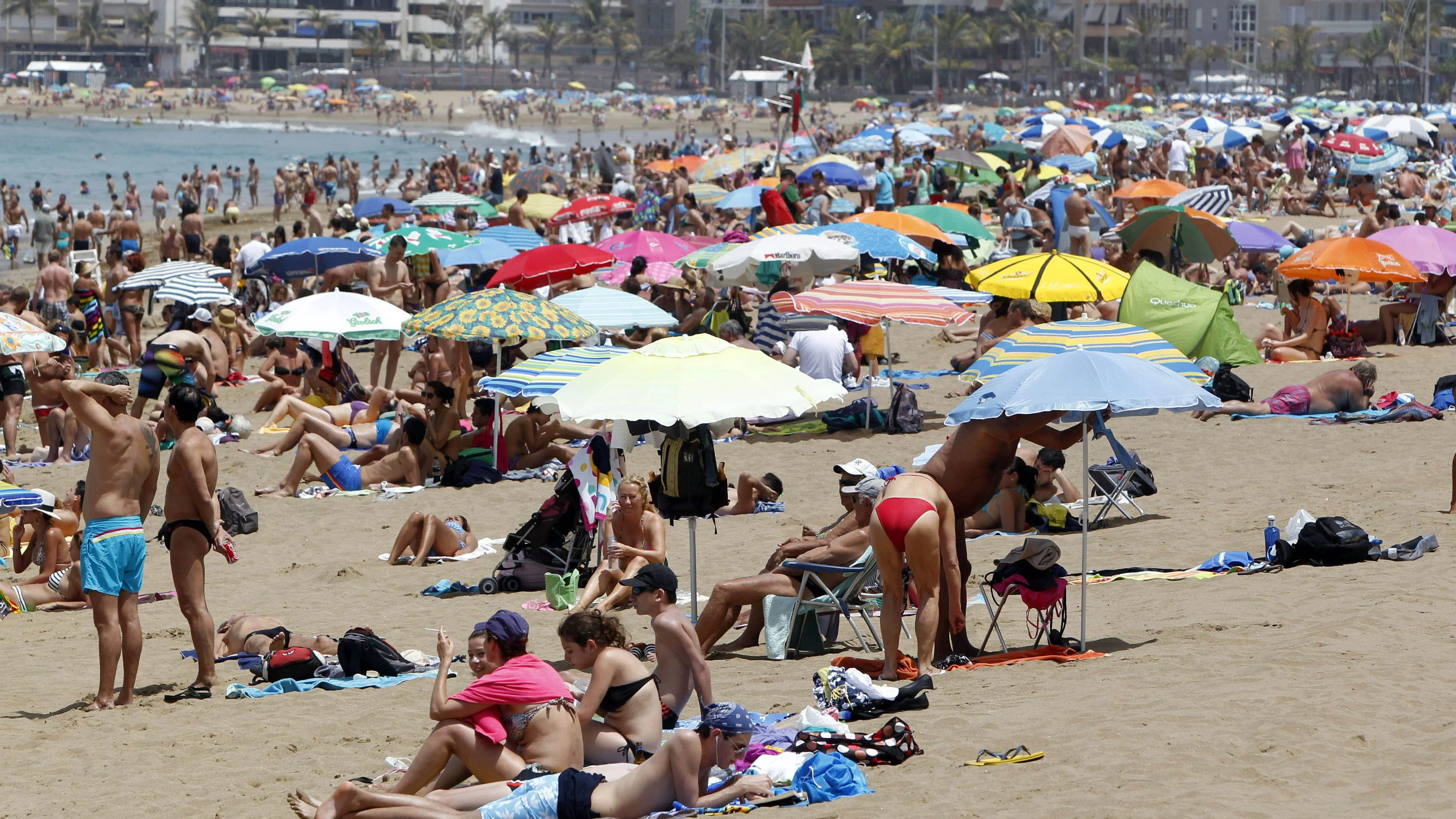 Imagen de archivo de bañistas en una playa