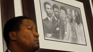 El nieto de Mandela ante un retrato de su abuelo.