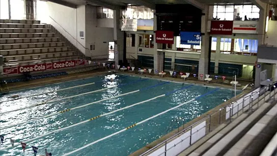 Imagen de una piscina olímpica Imagen de una piscina olímpica
