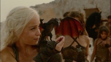 Daenerys alimenta a sus dragones