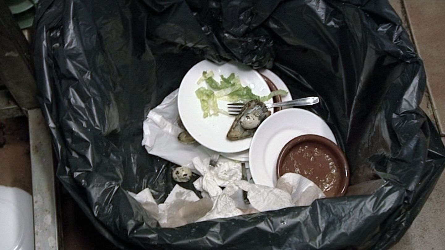 Las cocineras tiran la vajilla a la basura