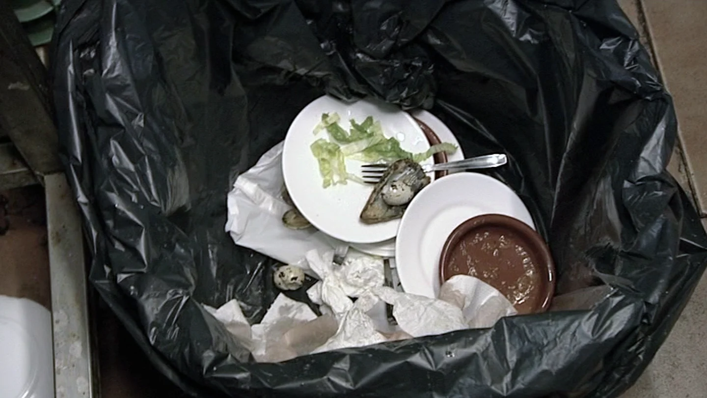 Las cocineras tiran la vajilla a la basura Las cocineras tiran la vajilla a la basura