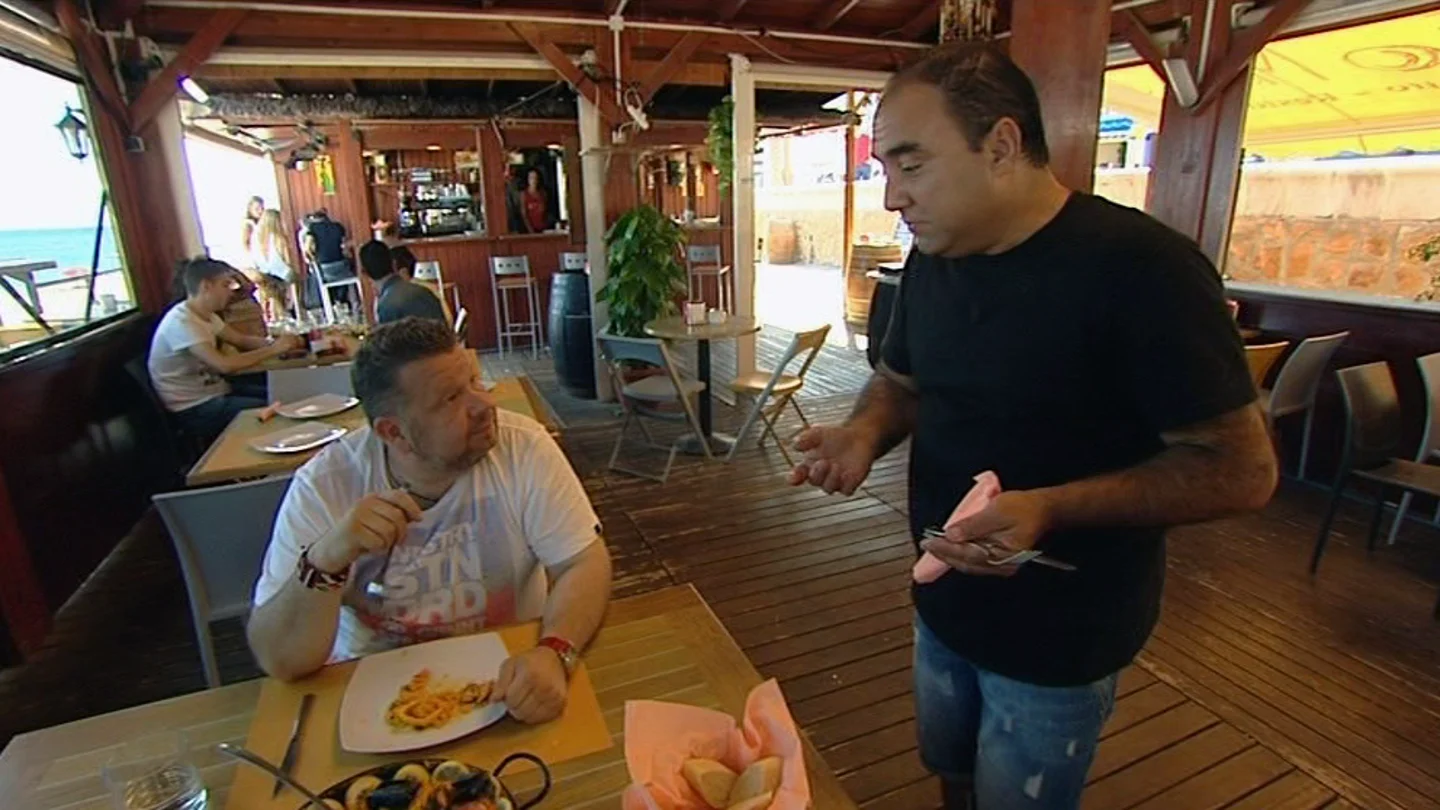 Chicote degusta los platos de 'El chiringuito del Tío Matía' Chicote degusta los platos de 'El chiringuito del Tío Matía'