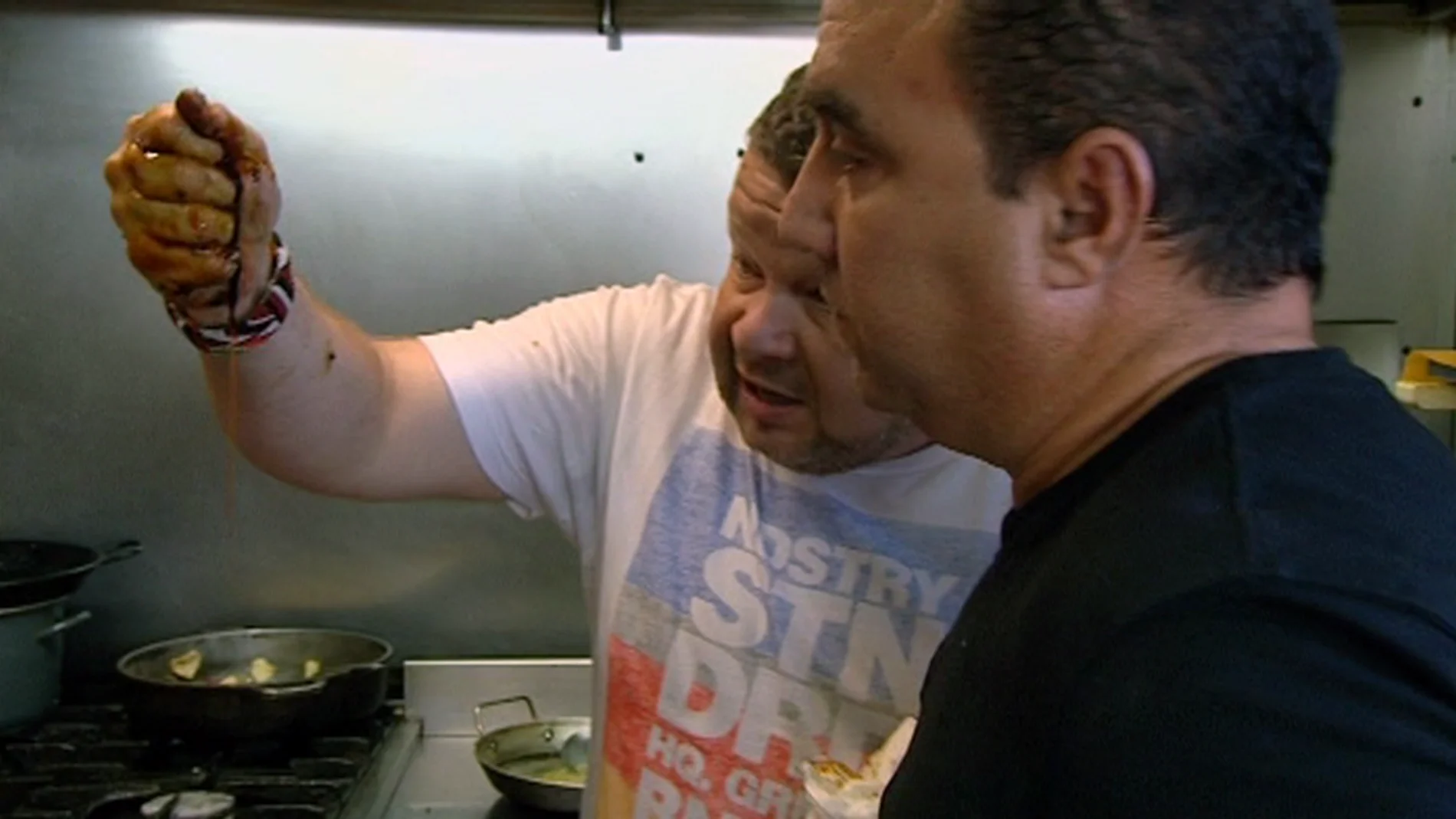 Chicote le enseña la Pancho la suciedad que hay en su cocina