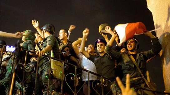 Egipcios celebran el anuncio del Ejército, que suspendió la Constitución Egipcios celebran el anuncio del Ejército, que suspendió la Constitución