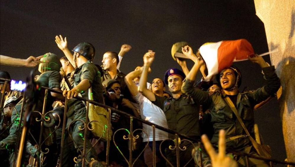 Egipcios celebran el anuncio del Ejército, que suspendió la Constitución