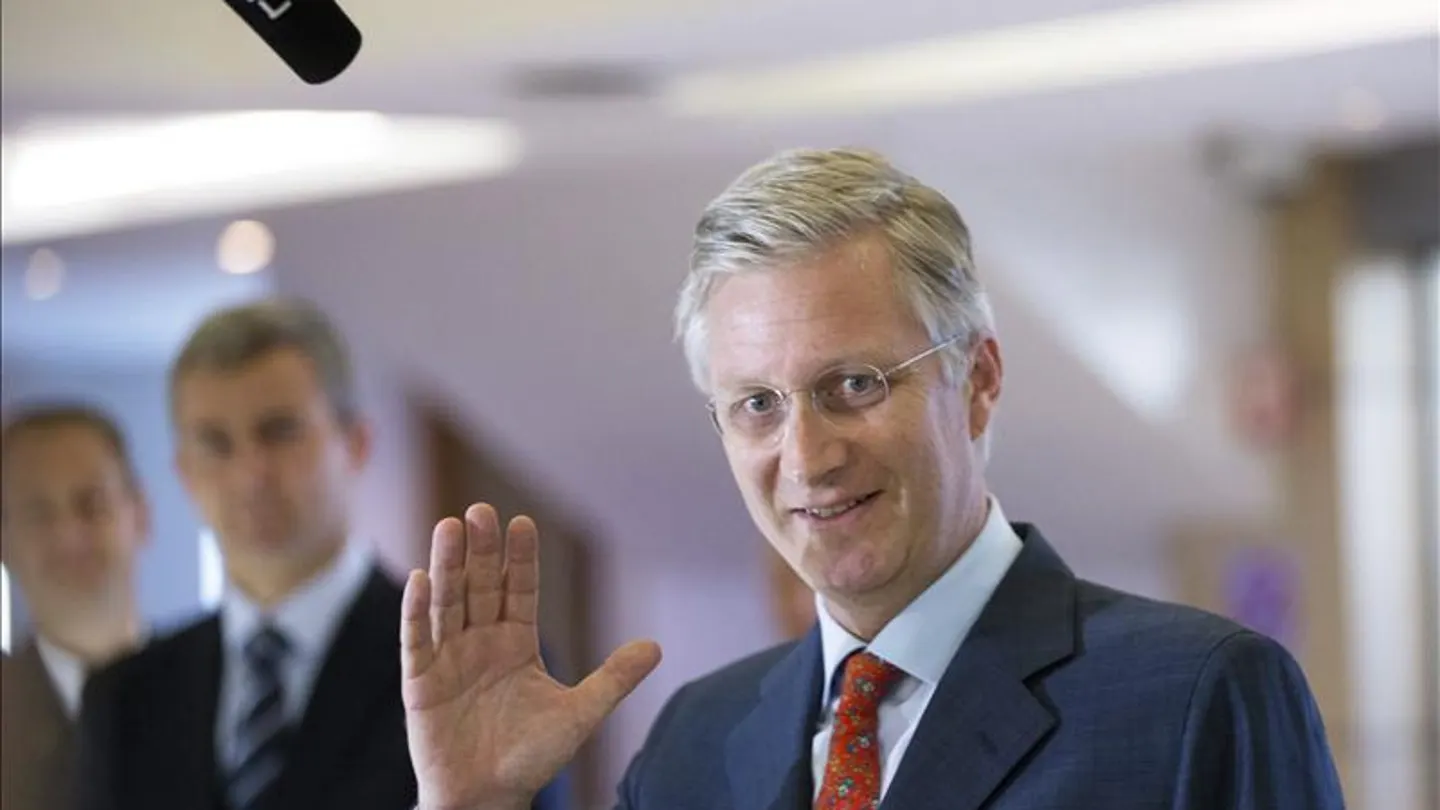 El príncipe Felipe de Bélgica saluda a los periodistas a su llegada a una conferencia El príncipe Felipe de Bélgica saluda a los periodistas a su llegada a una conferencia