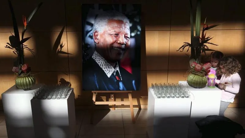 Imagen de Mandela y unos niños a la derecha