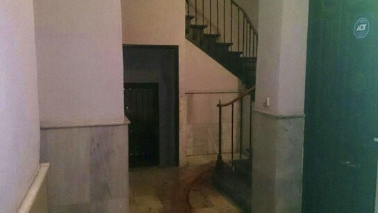 Escalera donde ha fallecido el hombre de 29 a&ntilde;os.