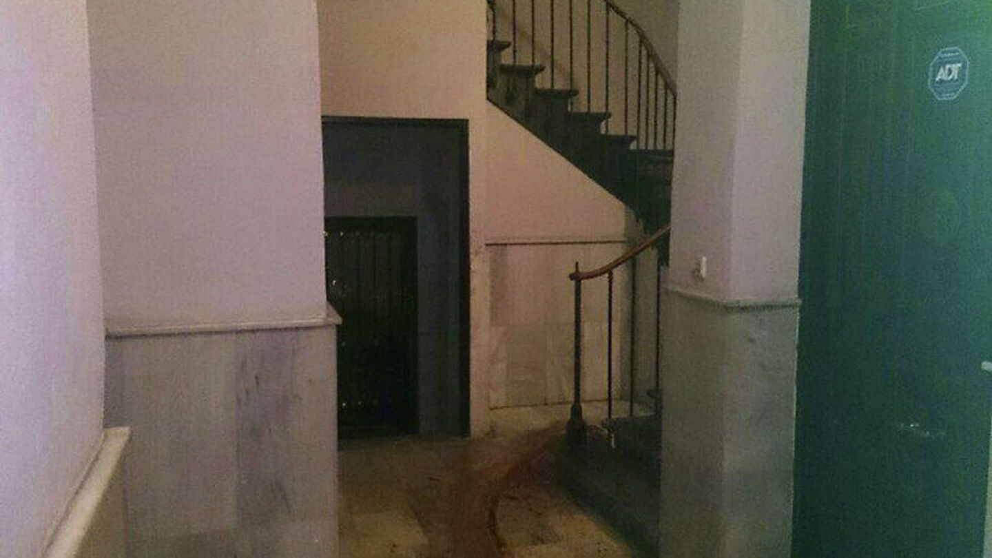 Escalera donde ha fallecido el hombre de 29 a&ntilde;os.