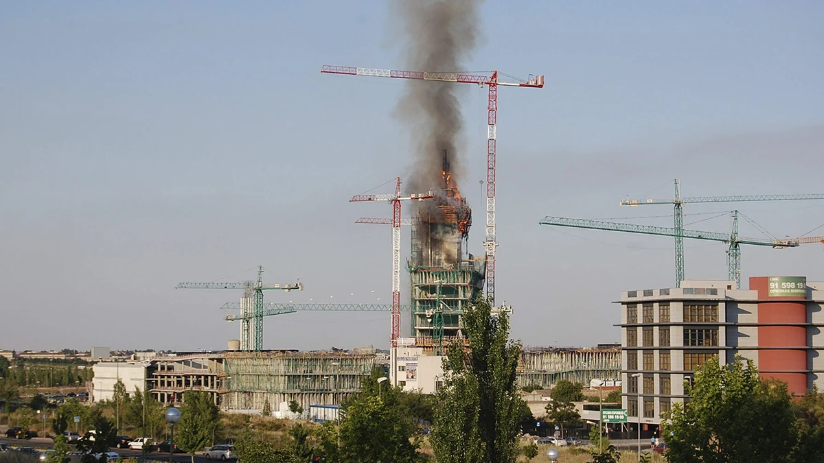 Incendio de un edificio en las Tablas