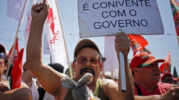 Manifestante en Portugal