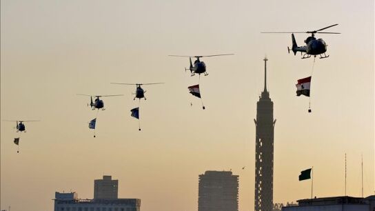 Helic&oacute;pteros del ej&eacute;rcito egipcio con banderas nacionales vuelan sobre El Cairo