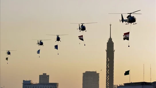 Helicópteros del ejército egipcio con banderas nacionales vuelan sobre El Cairo Helicópteros del ejército egipcio con banderas nacionales vuelan sobre El Cairo