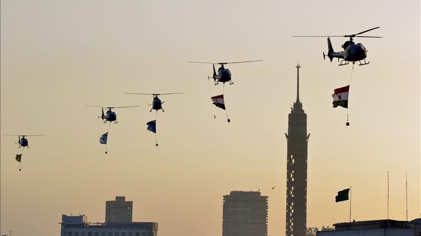 Helic&oacute;pteros del ej&eacute;rcito egipcio con banderas nacionales vuelan sobre El Cairo