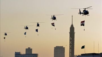Helicópteros del ejército egipcio con banderas nacionales vuelan sobre El Cairo