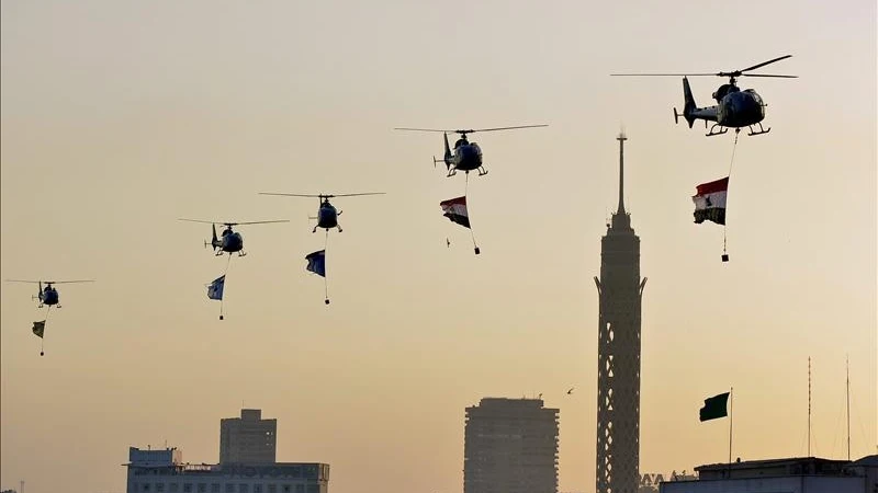 Helicópteros del ejército egipcio con banderas nacionales vuelan sobre El Cairo Helicópteros del ejército egipcio con banderas nacionales vuelan sobre El Cairo