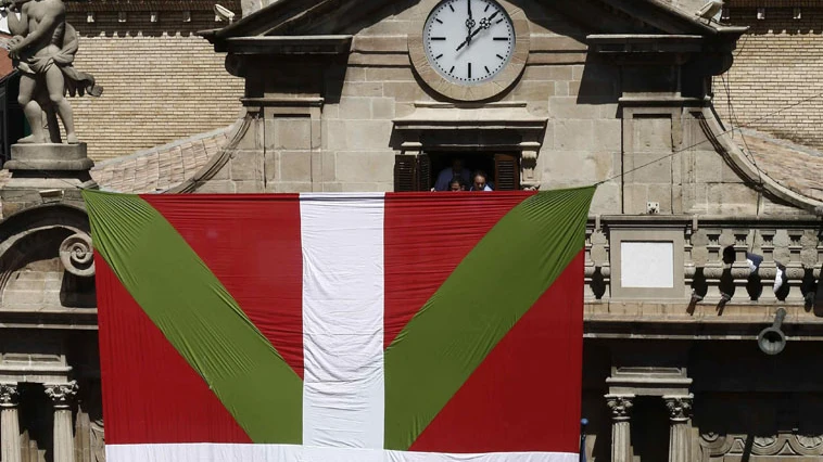 Gran ikurriña delante de la fachada del ayuntamiento de Pamplona