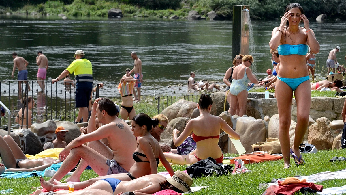 Varias personas en la zona fluvial del río Miño