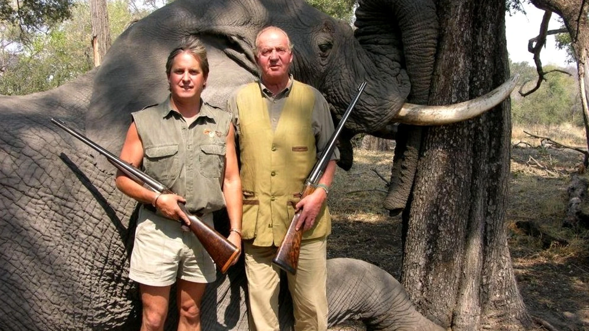 Don Juan Carlos con un elefante detrás tras una cacería