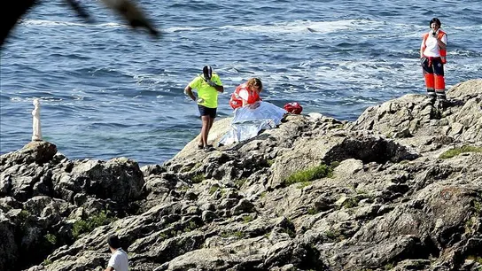 Efectivos de los servicios de emergencias durante el rescate de un joven tras caer de unas rocas en la playa viguesa de Saiáns Efectivos de los servicios de emergencias durante el rescate de un joven tras caer de unas rocas en la playa viguesa de Saiáns