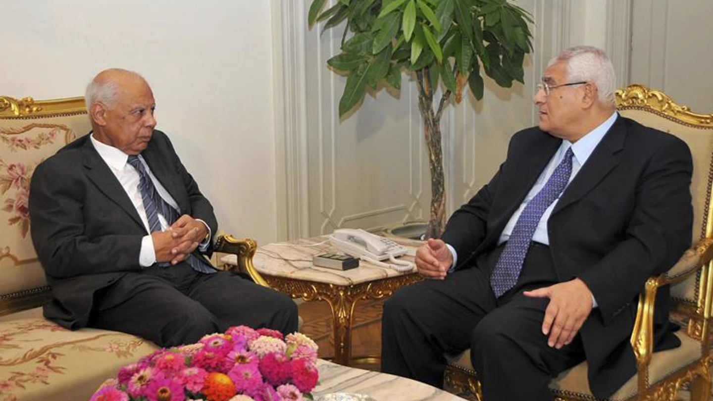 El presidente interino, Adli Mansur, durante un encuentro con el primer ministro Hazem Beblawi El presidente interino, Adli Mansur, durante un encuentro con el primer ministro Hazem Beblawi