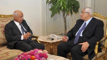 El presidente interino, Adli Mansur, durante un encuentro con el primer ministro Hazem Beblawi