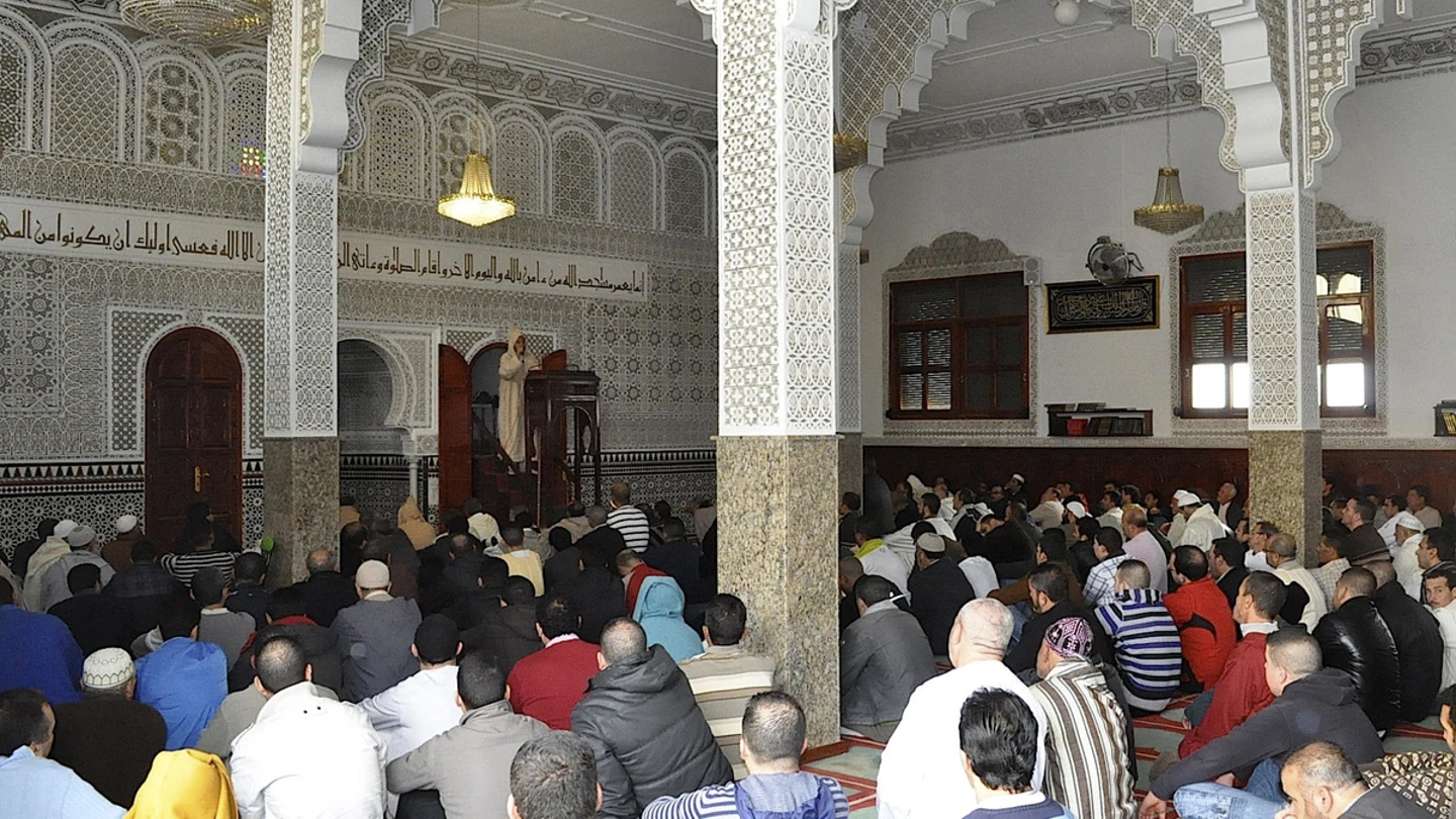 Musulmanes rezando en una mezquita en el comienzo del Ramadán. Musulmanes rezando en una mezquita en el comienzo del Ramadán.