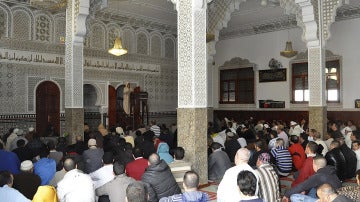 Musulmanes rezando en una mezquita en el comienzo del Ramadán.