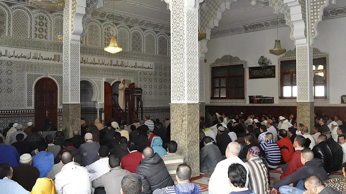 Musulmanes rezando en una mezquita en el comienzo del Ramadán. Musulmanes rezando en una mezquita en el comienzo del Ramadán.