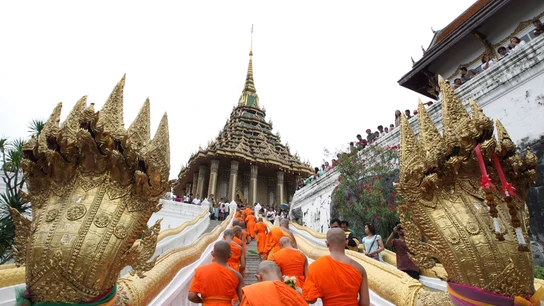 Monjes budistas caminan hacia el templo Phra Phutthabat Monjes budistas caminan hacia el templo Phra Phutthabat