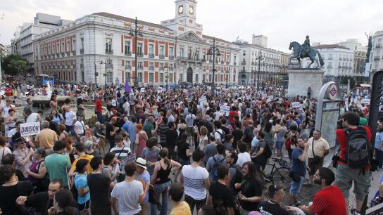 Un centenar de personas se concentran en la Puerta del Sol