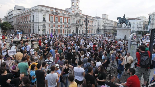 Un centenar de personas se concentran en la Puerta del Sol Un centenar de personas se concentran en la Puerta del Sol