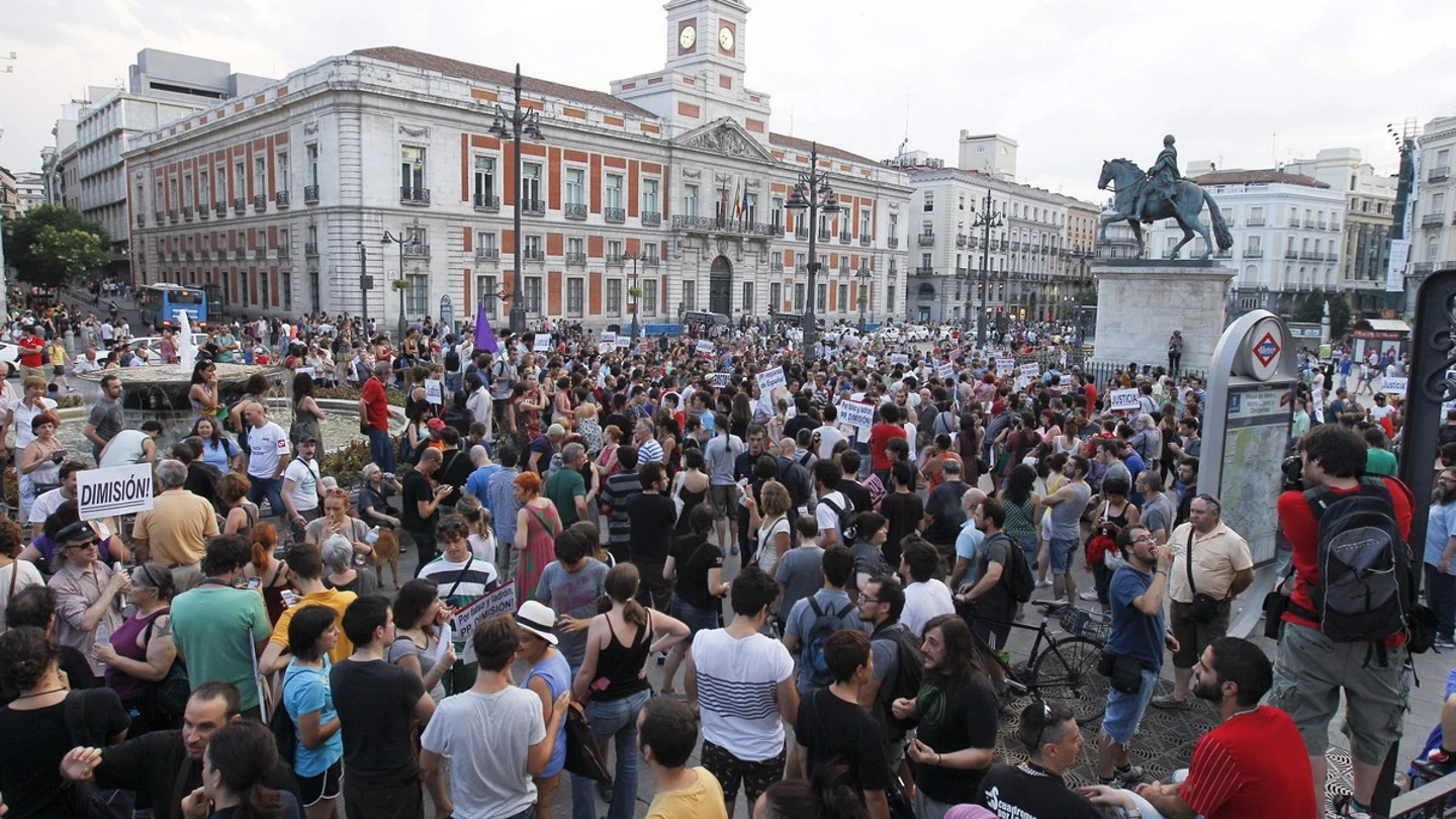Un centenar de personas se concentran en la Puerta del Sol Un centenar de personas se concentran en la Puerta del Sol
