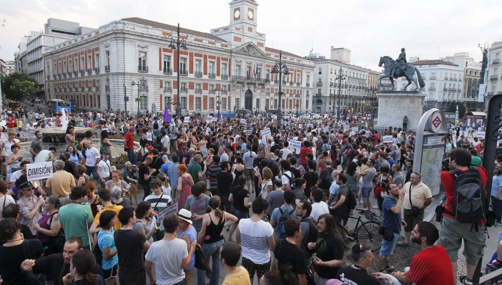 Un centenar de personas se concentran en la Puerta del Sol