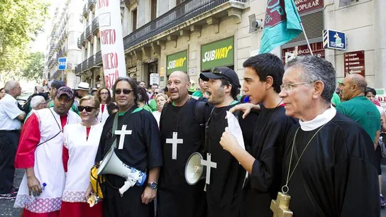 Activistas de la Plataforma de Afectados por la Hipoteca, disfrazados de curas, monjas y monaguillos Activistas de la Plataforma de Afectados por la Hipoteca, disfrazados de curas, monjas y monaguillos