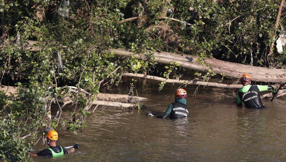 Búsqueda del niño arrastrado por el río Nalón.