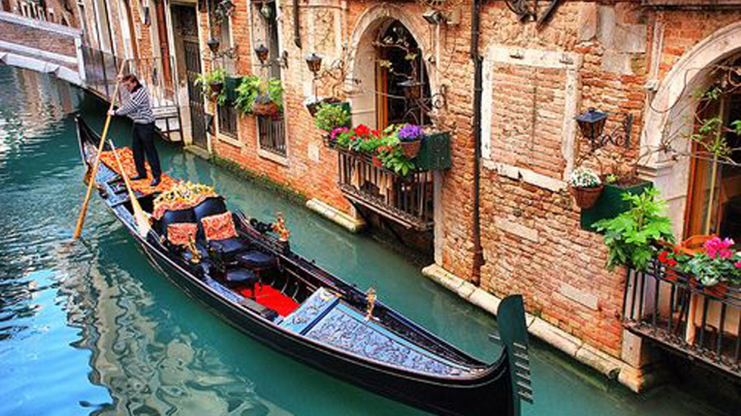 Un gondolero en Venecia.