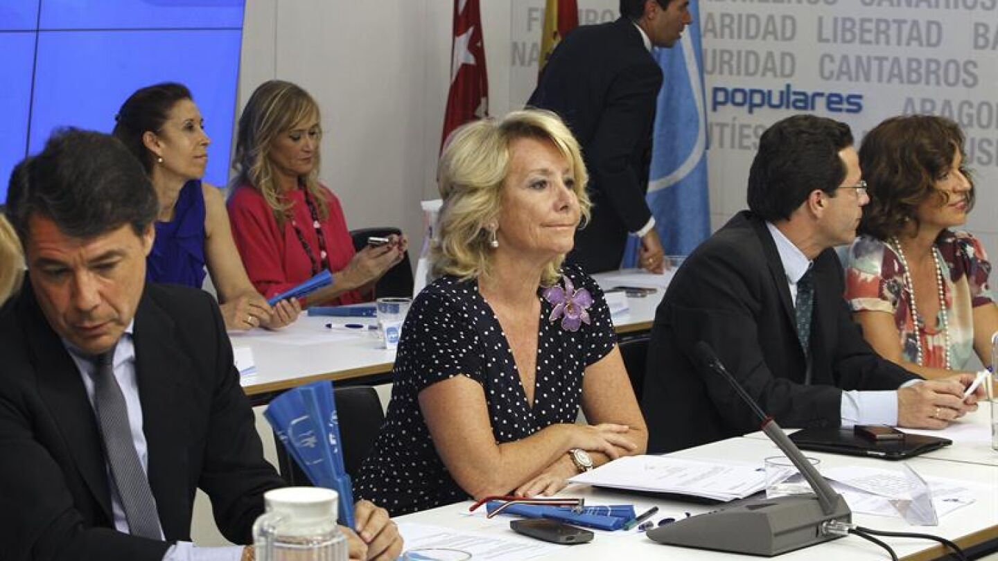 Esperanza Aguirre con Ignacio Gonz&aacute;lez y el resto de dirigentes del PP de Madrid