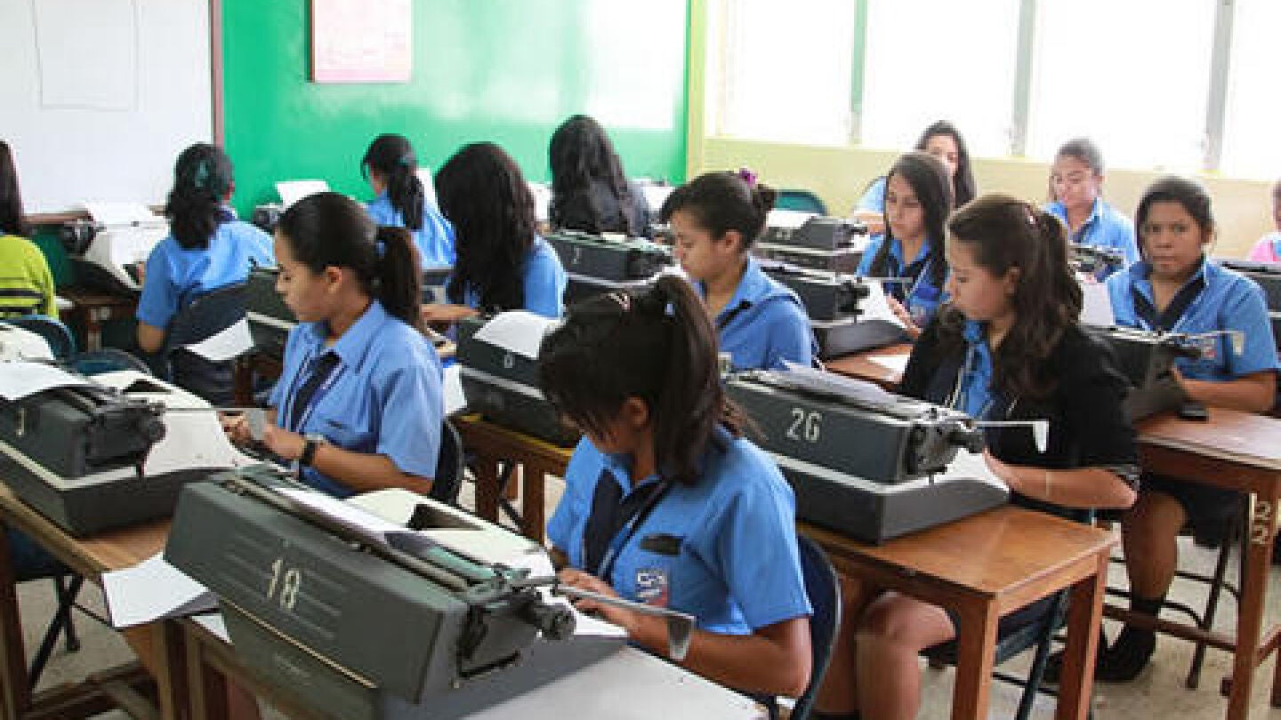 Un grupo de estudiantes en un curso de mecanograf&iacute;a
