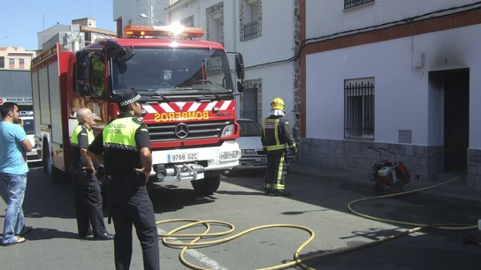 Bomberos y Policía Local en un incendio en una localidad de Cáceres. Bomberos y Policía Local en un incendio en una localidad de Cáceres.