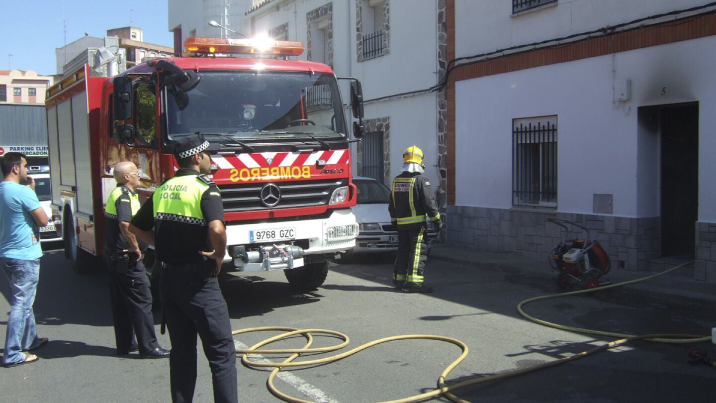 Bomberos y Polic&iacute;a Local en un incendio en una localidad de C&aacute;ceres.