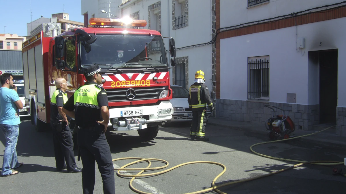 Bomberos y Policía Local en un incendio en una localidad de Cáceres.