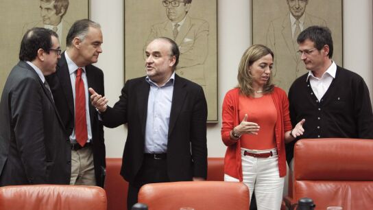 Varios representantes parlamentarios conversan